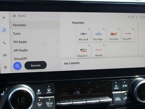 Used 2023 Toyota Highlander XLE AWD/4WD image 25