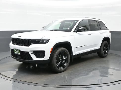 New 2025 Jeep Grand Cherokee Altitude AWD/4WD image 2