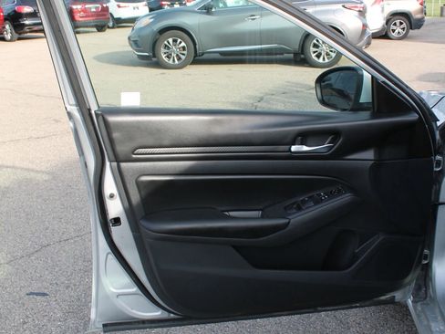 Used 2022 Nissan Altima 2.5 S FWD image 11