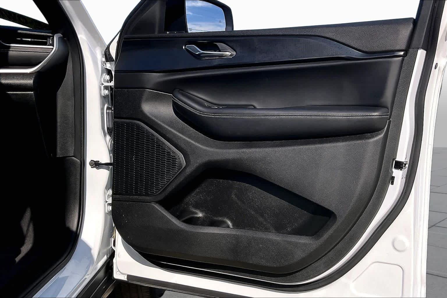 Used 2024 Jeep Grand Cherokee L Laredo RWD image 20