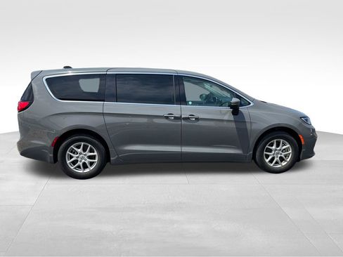 Used 2023 Chrysler Pacifica Touring-L FWD image 8