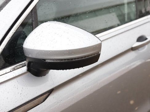 Used 2022 Volkswagen Tiguan SE w/ Panoramic Sunroof Package image 12