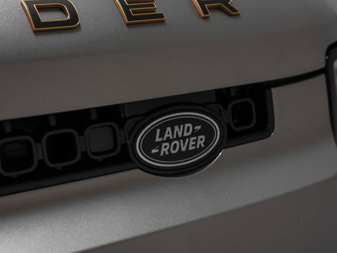 Used 2025 Land Rover Defender 110 image 17