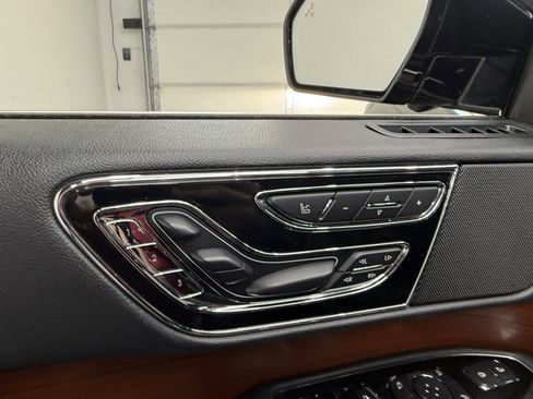 Used 2018 Lincoln Navigator Select w/ Technology Package image 11