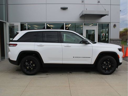 New 2025 Jeep Grand Cherokee Altitude image 4