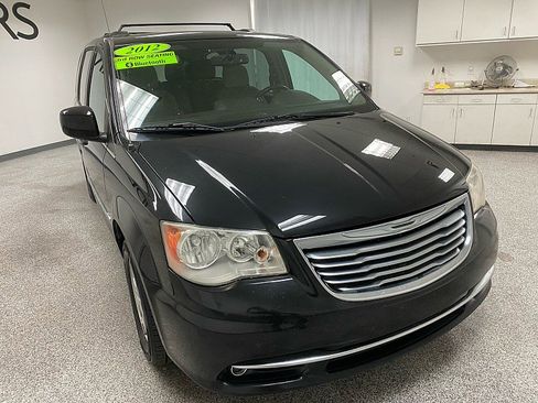 Used 2012 Chrysler Town & Country Touring image 3