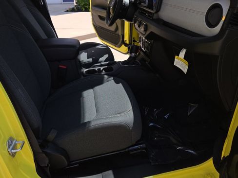 Used 2024 Jeep Wrangler Unlimited w/ Convenience Group AWD/4WD image 28