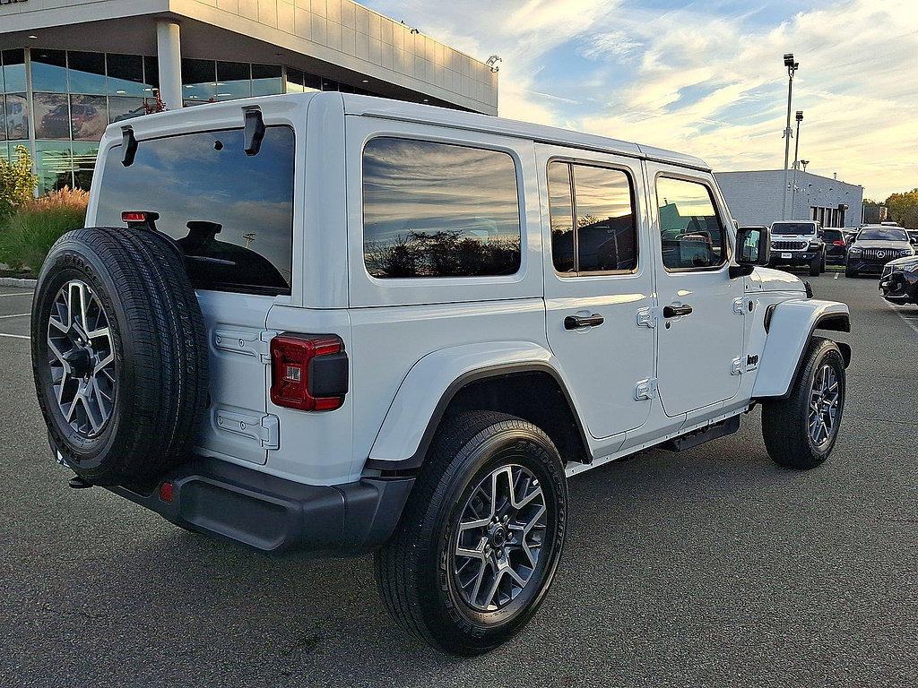 Used 2026 Jeep Wrangler Unlimited Sahara AWD/4WD image 31