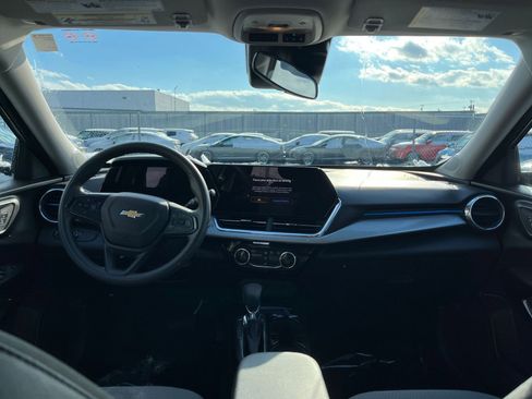 Used 2025 Chevrolet Trax LT image 59