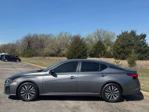 Used 2024 Nissan Altima 2.5 SV image 3