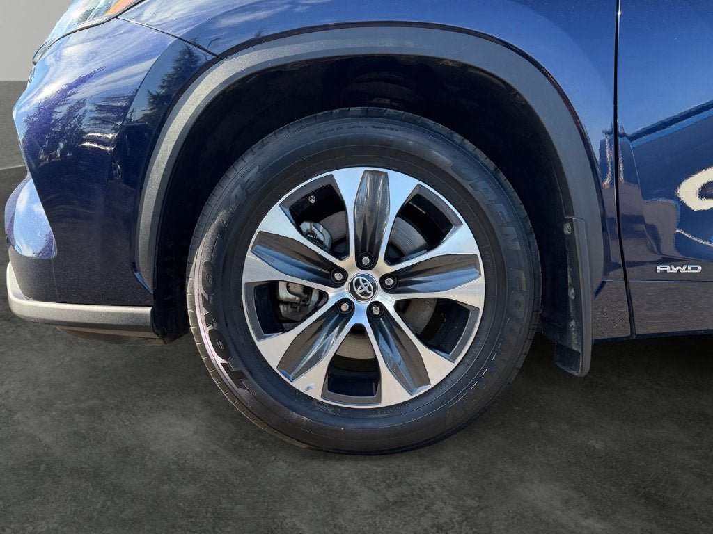 Used 2022 Toyota Highlander XLE AWD/4WD image 5