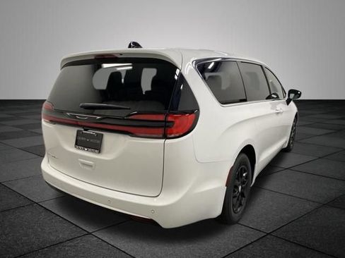 New 2027 Chrysler Pacifica Select FWD image 6