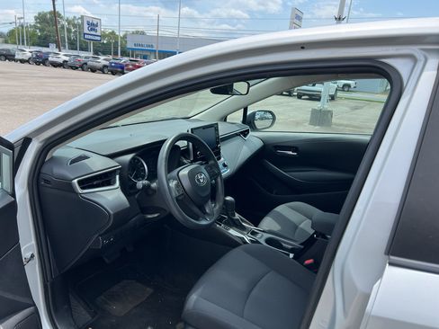 Used 2021 Toyota Corolla LE FWD image 9