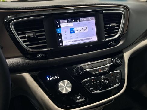 Used 2023 Chrysler Voyager LX FWD image 19