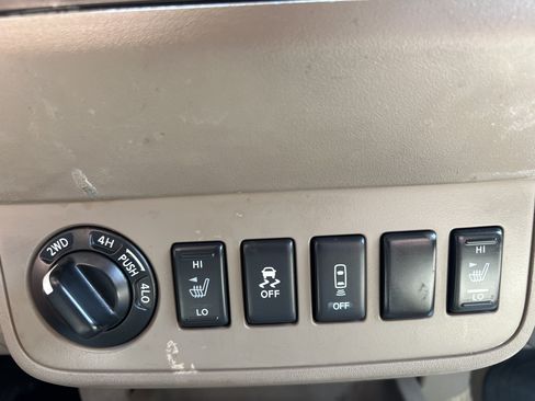 Used 2014 Nissan Frontier SV w/ SV Value Truck Package AWD/4WD image 28