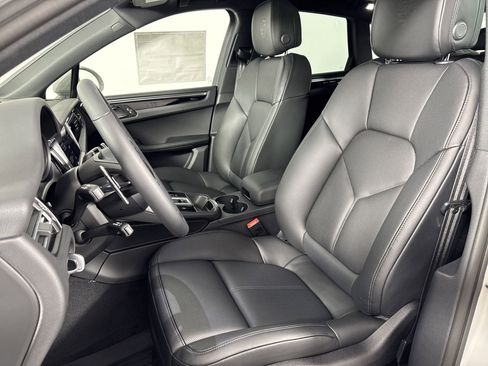 Certified 2025 Porsche Macan AWD/4WD image 5