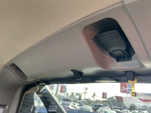 Used 2005 Chevrolet Avalanche Z71 w/ Sun And Sound Package image 40