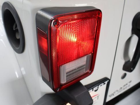 Used 2018 Jeep Wrangler Unlimited Sahara w/ Connectivity Group image 27