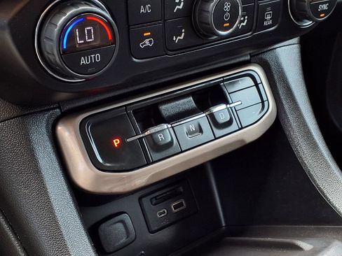 Used 2021 GMC Acadia Denali w/ Denali Technology Package FWD image 13