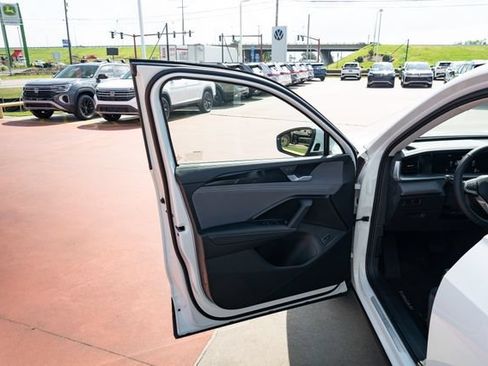 New 2026 Volkswagen Tiguan SE FWD image 13