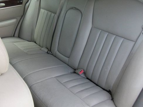 Used 2007 Lincoln Town Car Signature RWD image 15