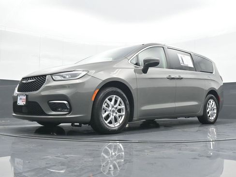 Used 2023 Chrysler Pacifica Touring-L image 17