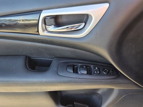 Used 2018 Nissan Pathfinder S image 22