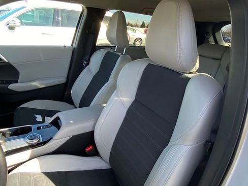 Used 2025 Mitsubishi Outlander SE image 4