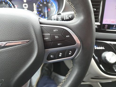 Used 2022 Chrysler Pacifica Touring-L image 9