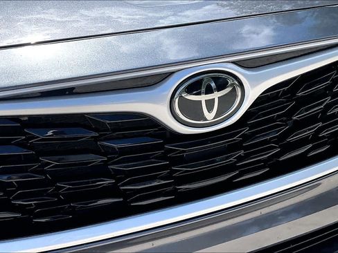 Used 2023 Toyota Highlander XLE FWD image 30