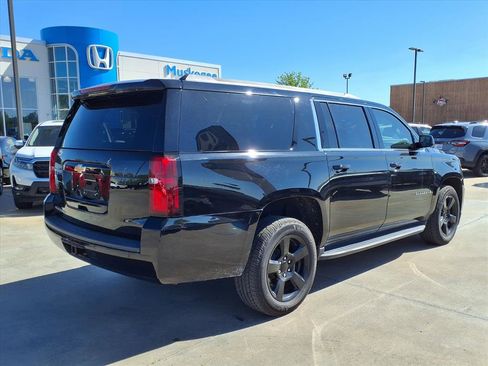 Used 2020 Chevrolet Suburban LT w/ Luxury Package image 2
