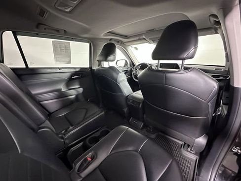 Used 2021 Toyota Highlander XLE AWD/4WD image 13