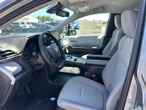 Used 2026 Toyota Sienna LE FWD image 10