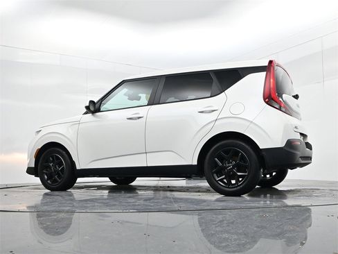 Certified 2022 Kia Soul LX w/ Technology Package image 35