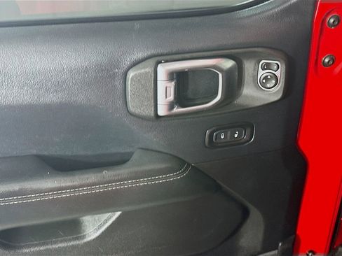 Used 2019 Jeep Wrangler Unlimited Sahara image 25