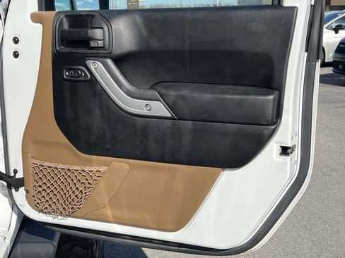 Used 2016 Jeep Wrangler Unlimited Sahara image 25