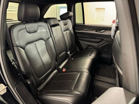 Used 2024 Jeep Grand Cherokee Limited image 38