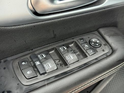 Used 2026 Chrysler Pacifica Limited FWD image 11