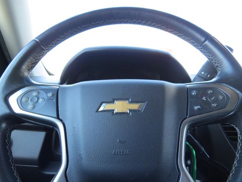 Used 2019 Chevrolet Suburban LT image 18