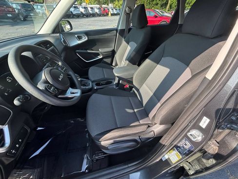 Used 2025 Kia Soul LX w/ LX Technology Package FWD image 31