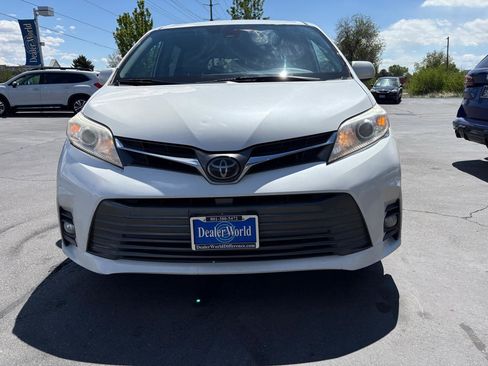 Used 2020 Toyota Sienna XLE w/ XLE Navigation Package FWD image 2