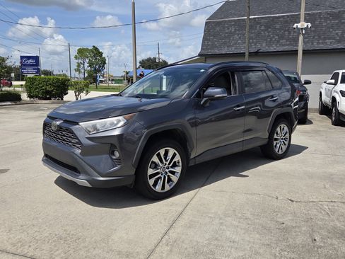 Used 2020 Toyota RAV4 Limited FWD image 3