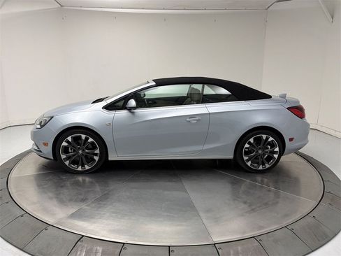 Used 2019 Buick Cascada Premium image 2