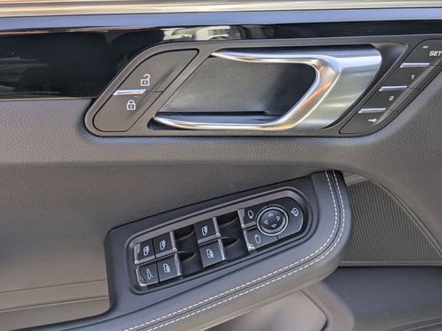 Used 2022 Porsche Macan AWD/4WD image 12