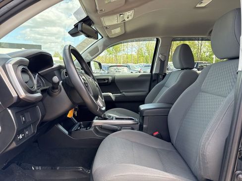 Used 2021 Toyota Tacoma SR5 AWD/4WD image 9