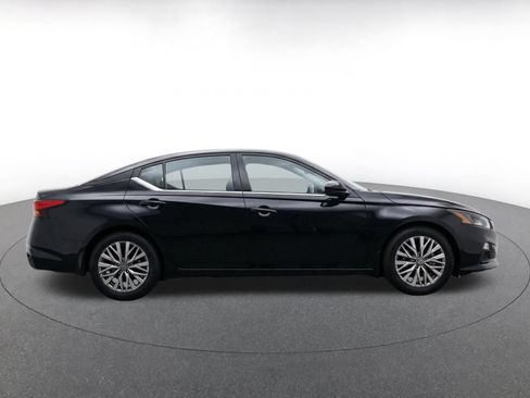 Used 2025 Nissan Altima 2.5 SV FWD image 8