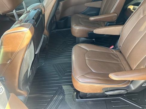 Used 2017 Chrysler Pacifica Limited FWD image 17