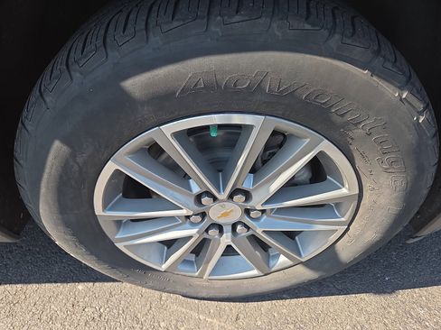 Used 2023 Chevrolet Traverse LT image 9