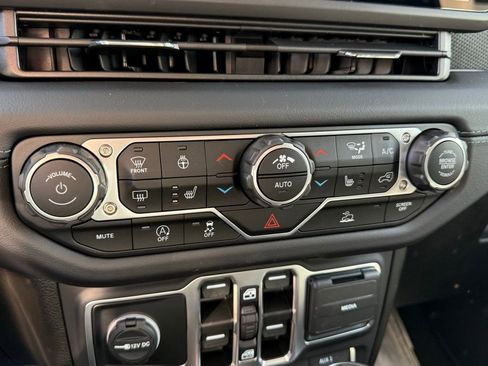 New 2025 Jeep Gladiator Rubicon w/ Convenience Group image 16