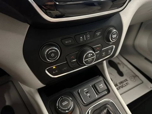Used 2020 Jeep Cherokee Limited w/ Technology Group AWD/4WD image 14